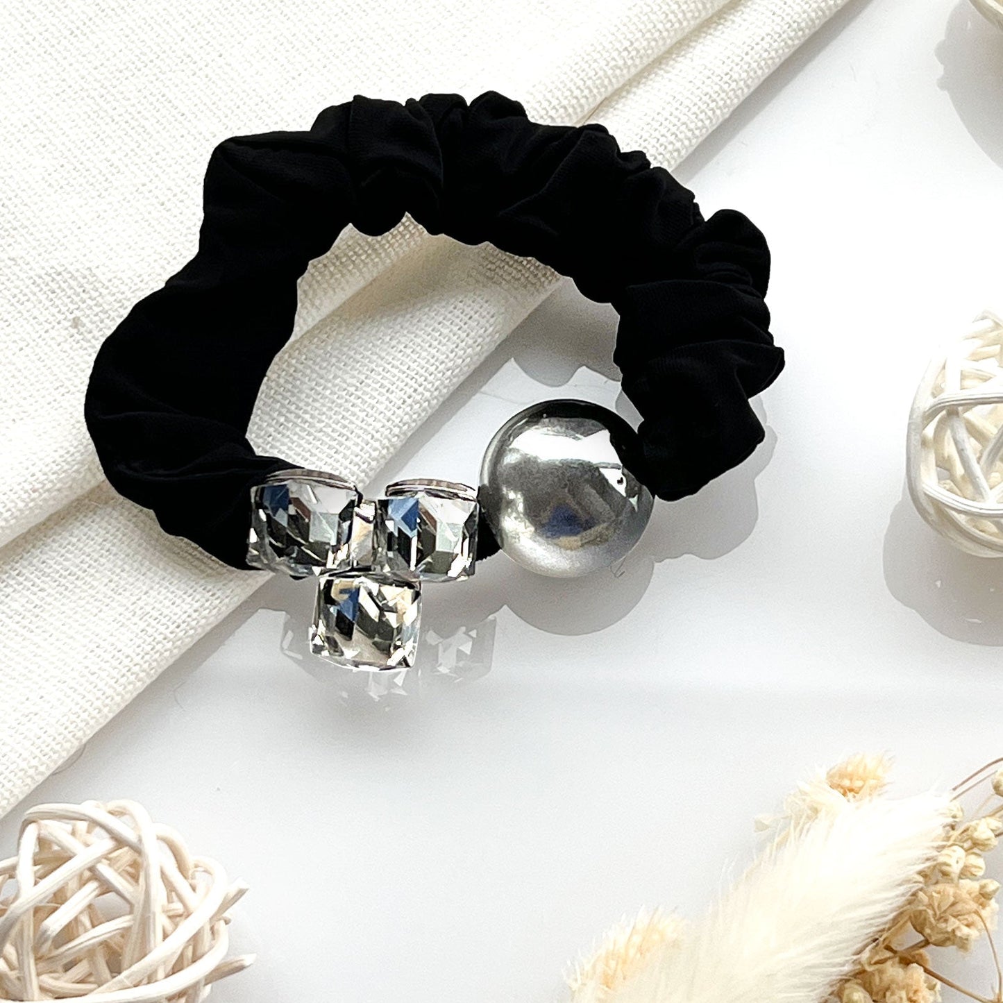 Chouchou en Satin à Cristaux & Perle - Collection Emberlynn