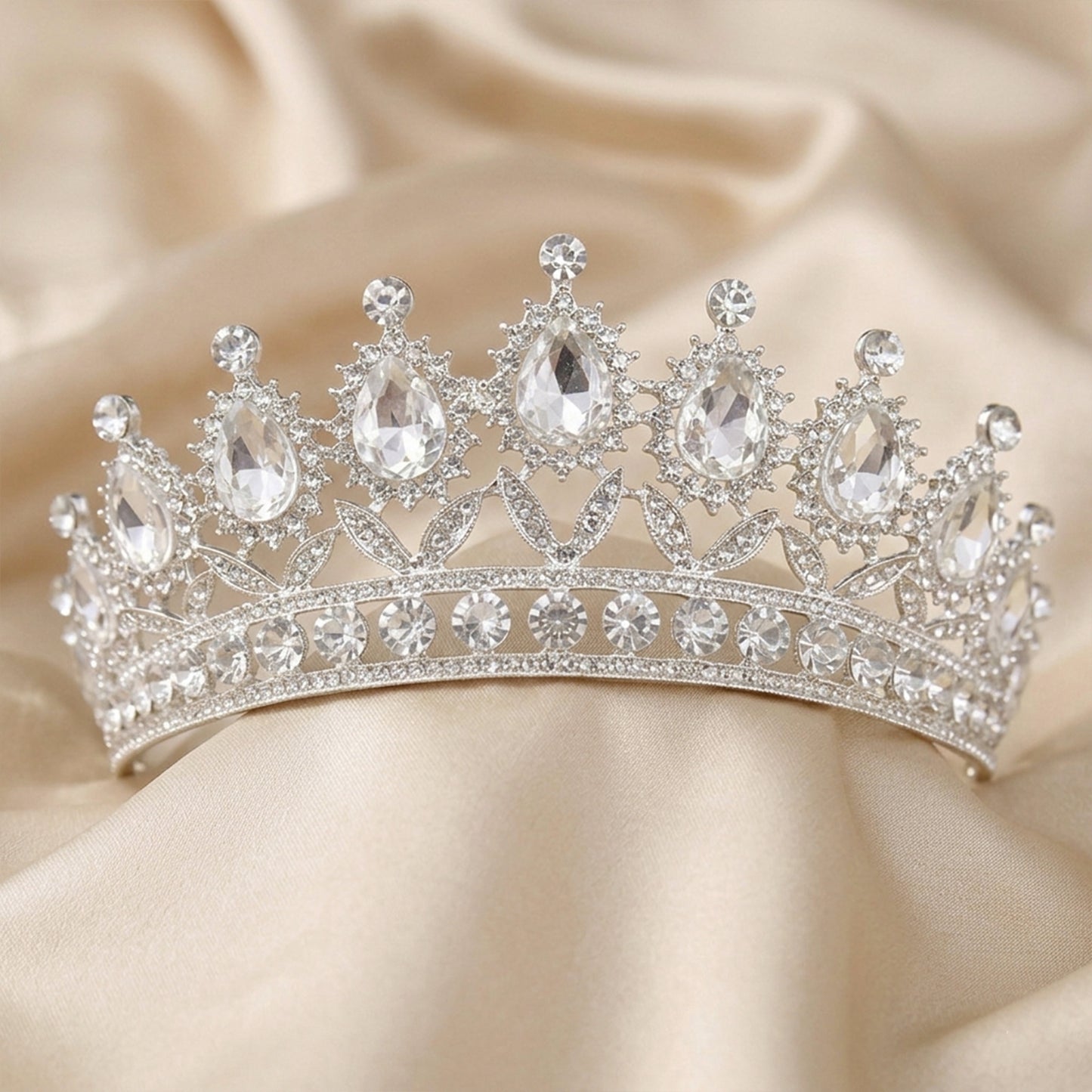Couronne Argentée Allure Princesse Sertie de Pierres Goutte et Cristaux Brillants