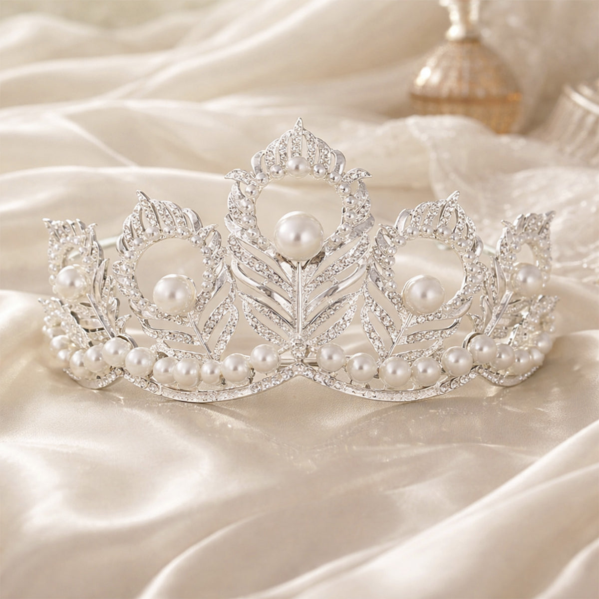 Couronne Argentée Diamant Perlée et Plumes de Paon avec Cristaux Scintillants