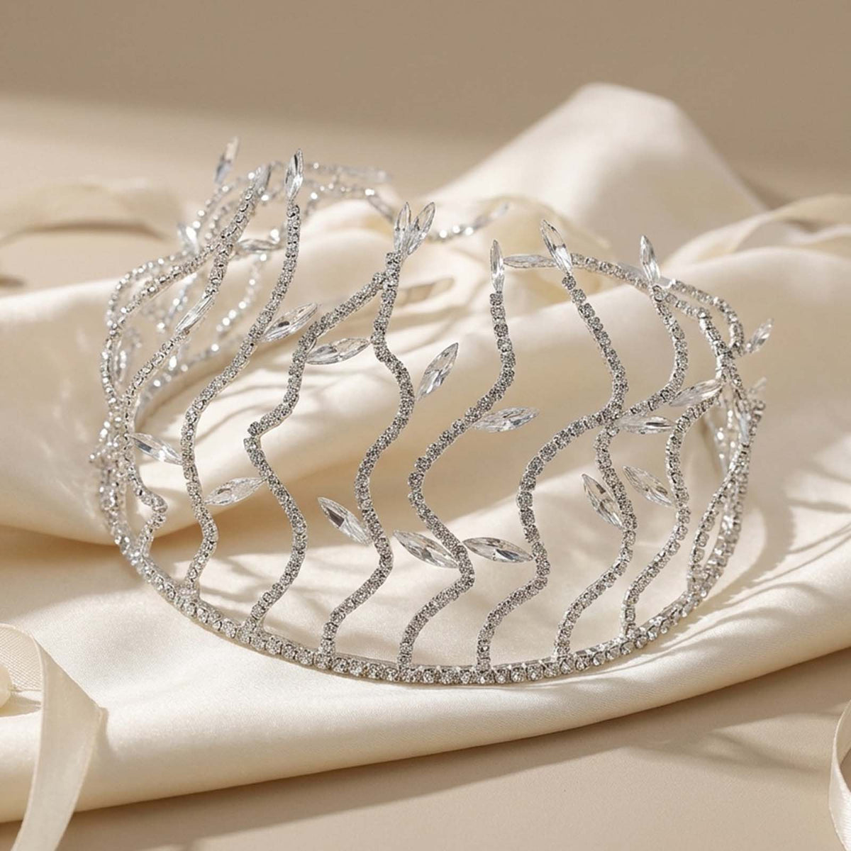 Couronne Contemporaine Argentée à Branches de Laurier Cristallisées