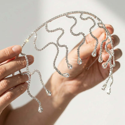 Bijou de Tête Grâcieuse Argenté avec Arabesques en Strass Délicats