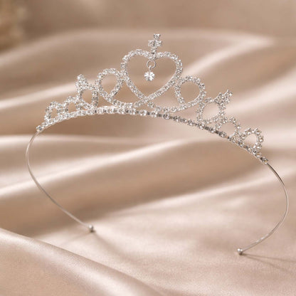Diadème Fin Douce Romance en Strass à Cœurs Entrelacés avec Pendentif Central