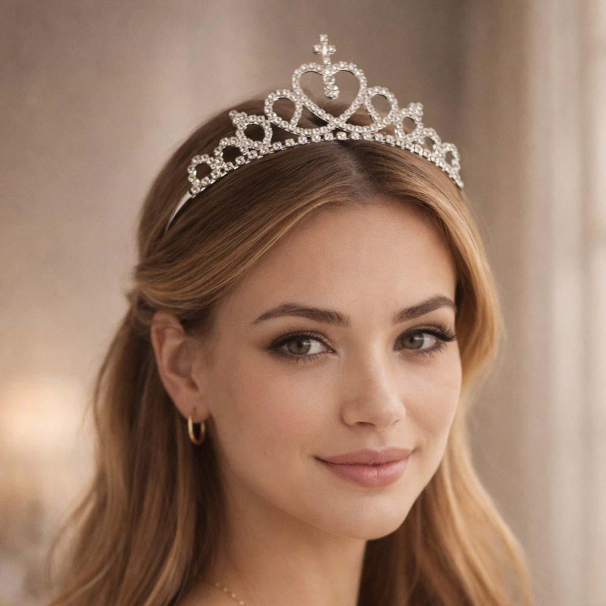 Diadème Fin Douce Romance en Strass à Cœurs Entrelacés avec Pendentif Central