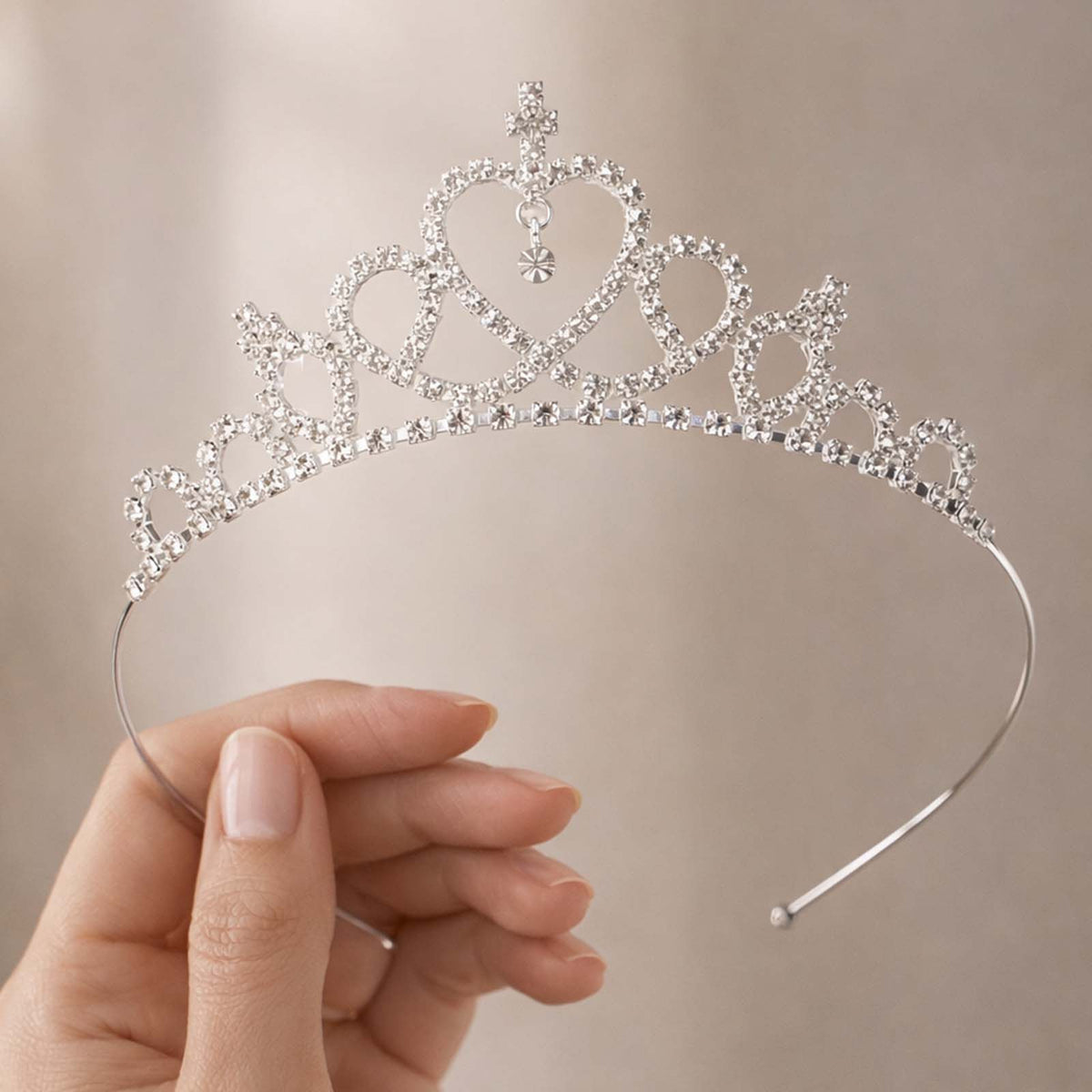 Diadème Fin Douce Romance en Strass à Cœurs Entrelacés avec Pendentif Central