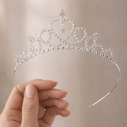 Diadème Fin Douce Romance en Strass à Cœurs Entrelacés avec Pendentif Central