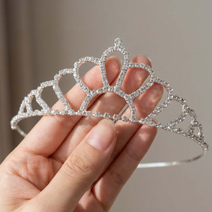 Tiare Délicate Argenté à Motif Éventail en Strass Scintillants