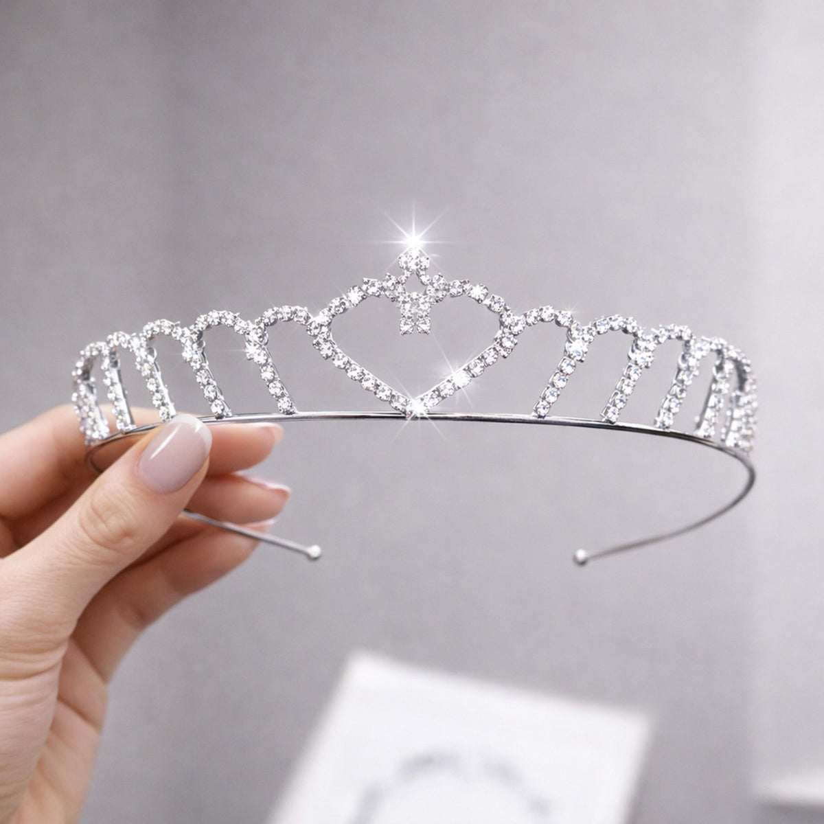 Tiare Délicate Romance Subtile à Motif cœur en Strass Style Classique