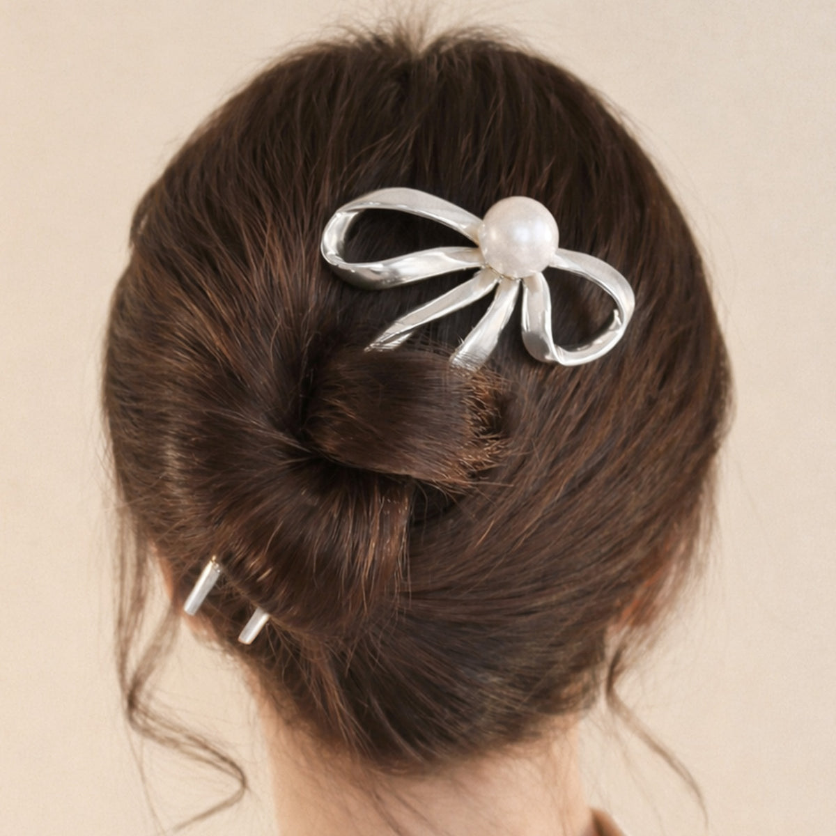 Épingle à Chignon Argentée Ruban Douceur en Nœud avec Perle
