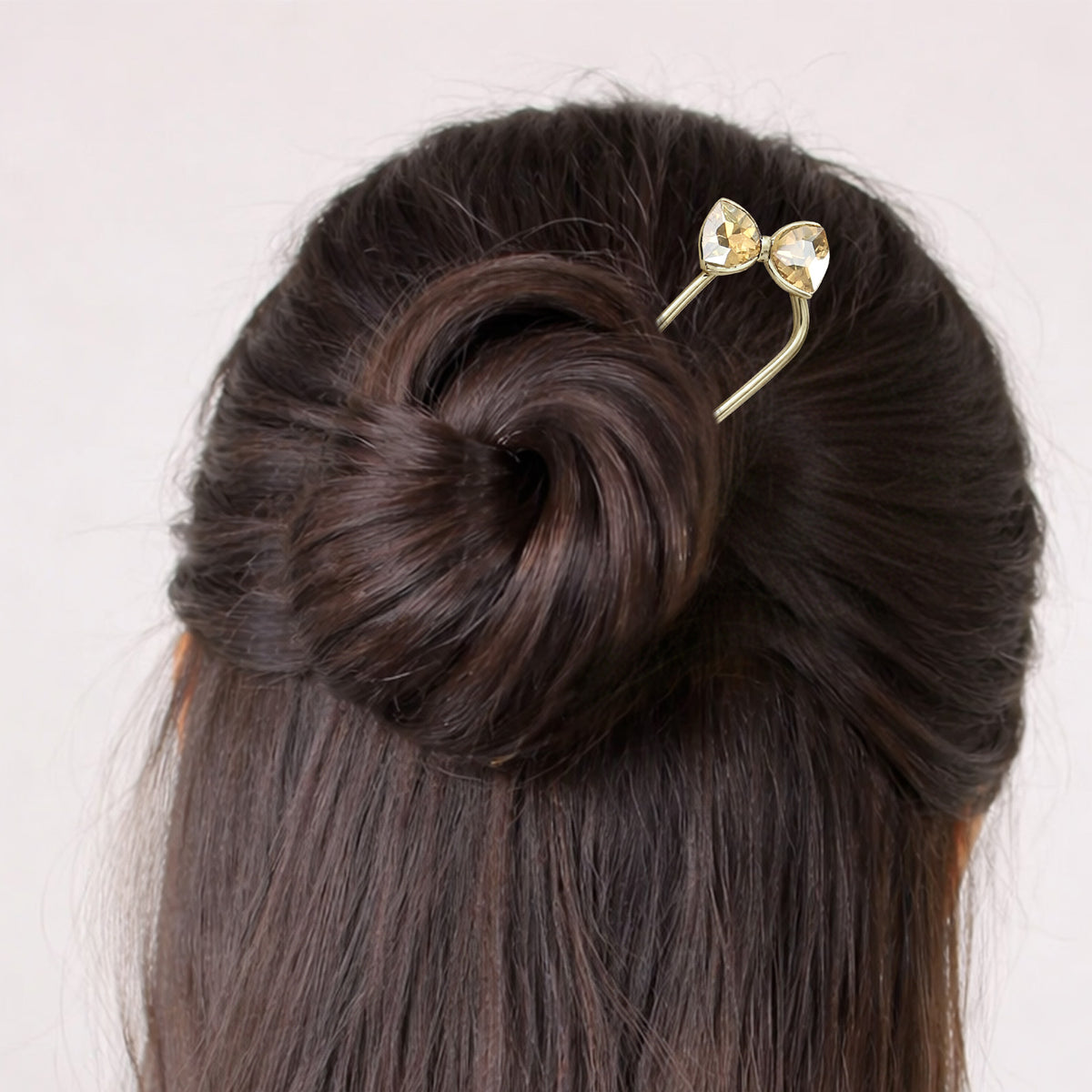 Épingle à Chignon Argentée Ruban Cristal à Nœud Raffiné