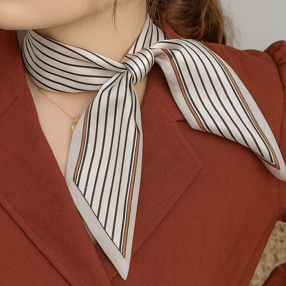 Foulard Ruban Tissage Satiné Éclat de Crème à Rayures Noires
