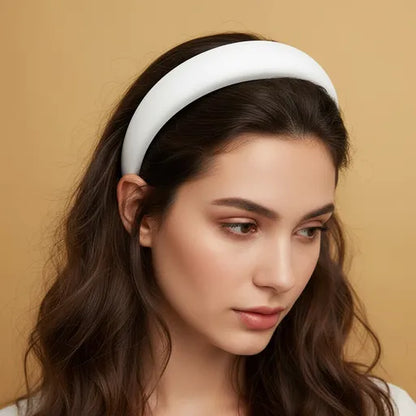 Serre-tête Large Laurel en Satin Coussiné Blanc