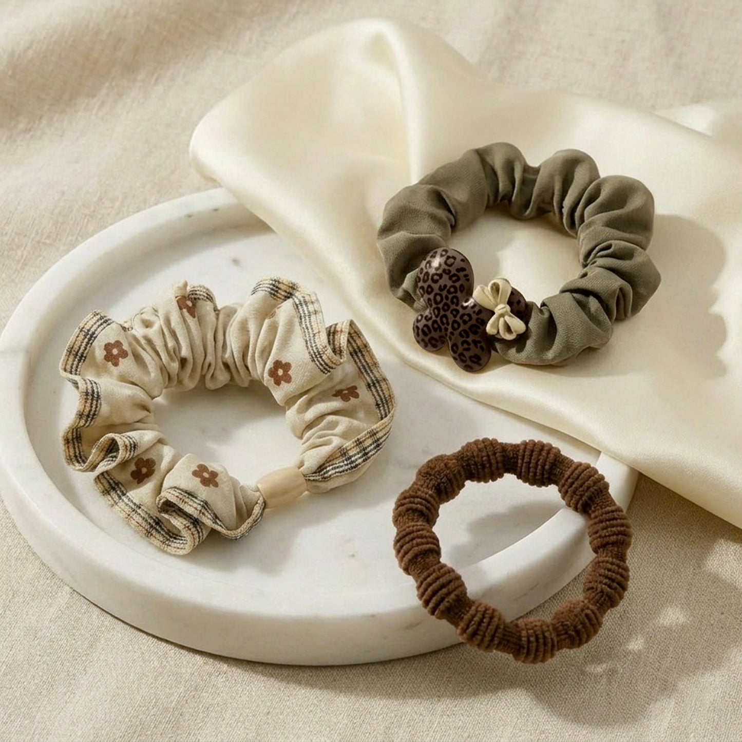 Lot de 3 Chouchous Casual Alice à Nœud et Charms Irisés Marron