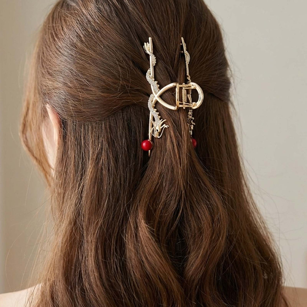 Pince Bijou Aura Dragon Ornée de Strass et Perle Rouge