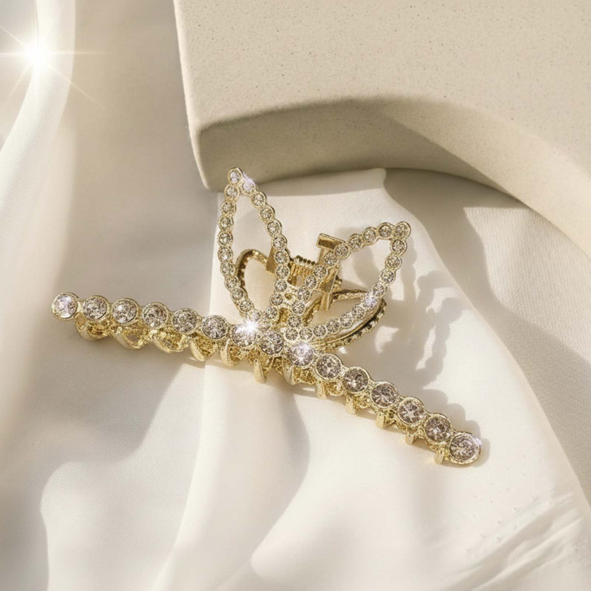Pince Bijou Doré Accent Cristallin à Motif Pétales Strassées