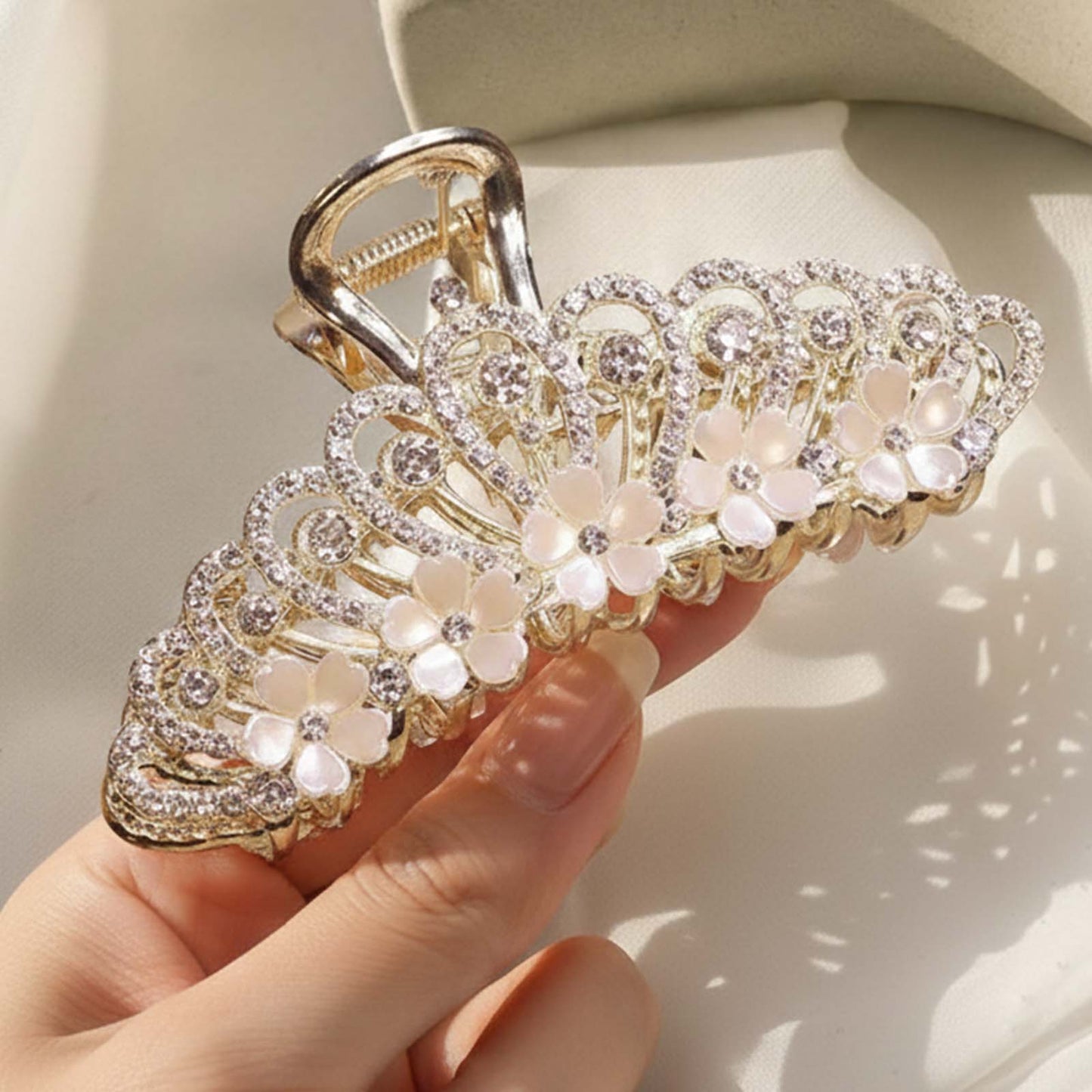 Pince Bijou Couronne Dorée à Strass et Fleurs Blanches