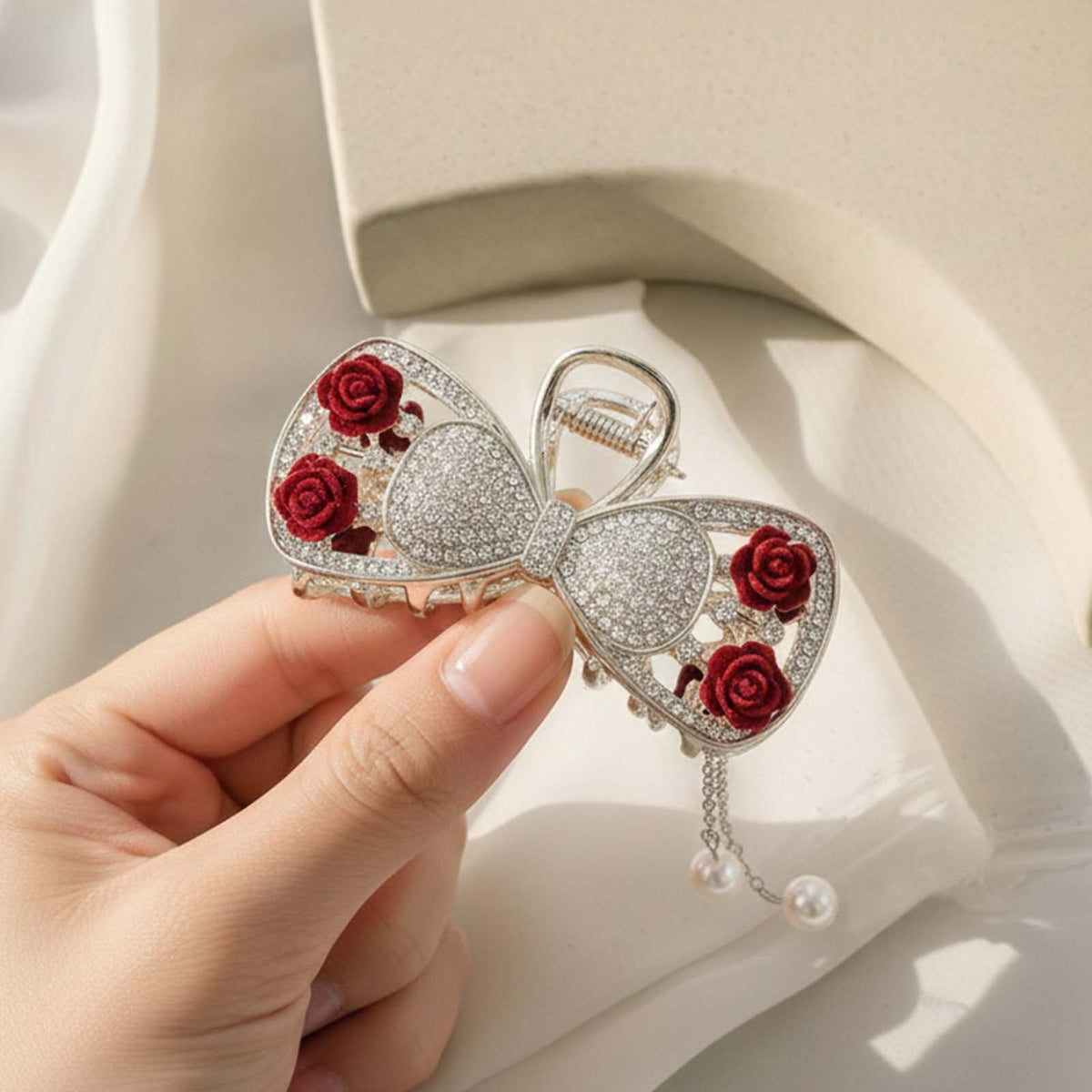 Pince Bijou Nœud Baroque Cristallisé aux Roses Velours