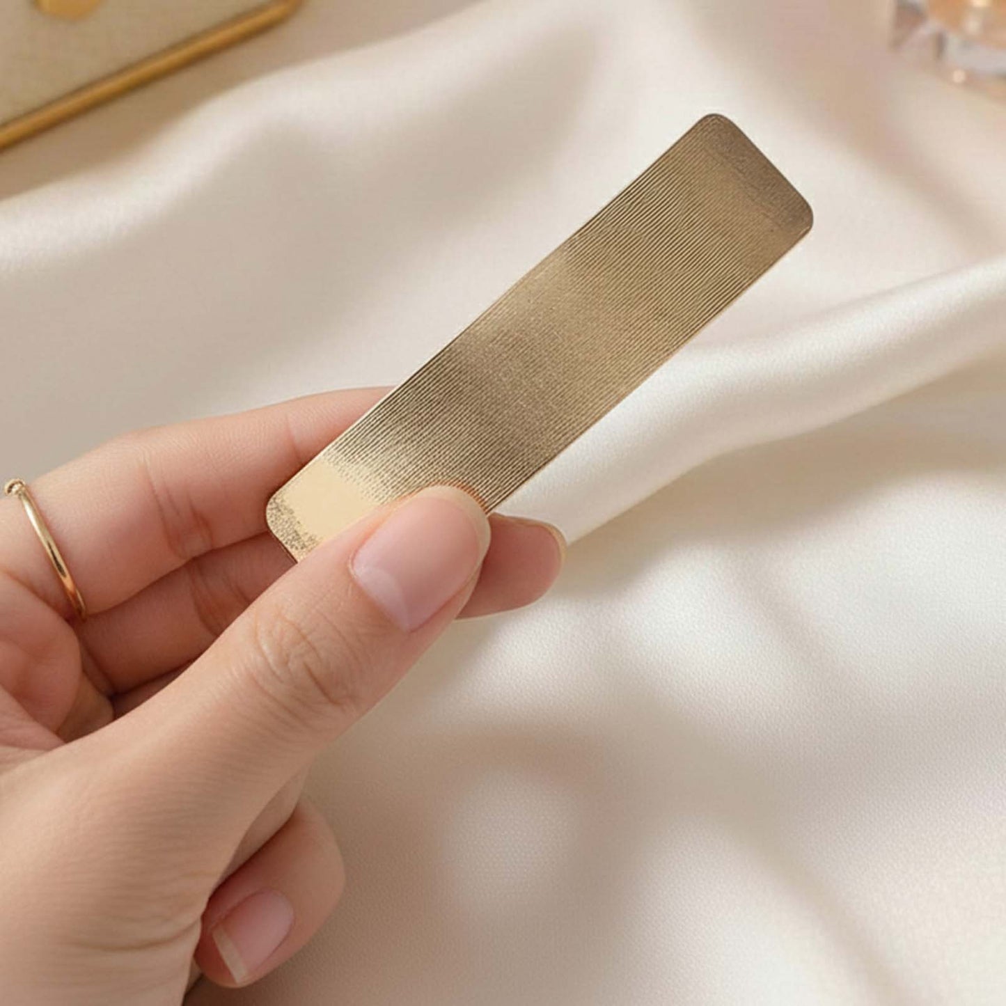 Barrette Plate Ruban Doré Effet Brossé