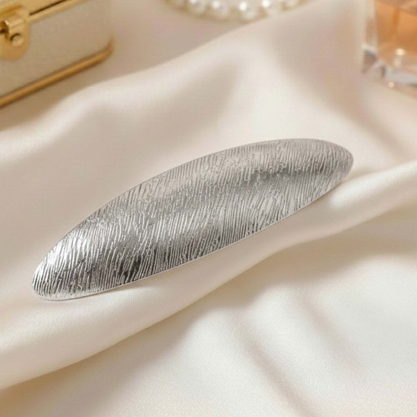 Barrette Minimaliste Argentée Strates Satinés Feuille Texturé