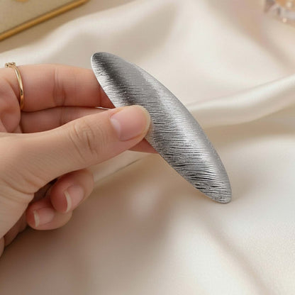 Barrette Minimaliste Argentée Strates Satinés Feuille Texturé