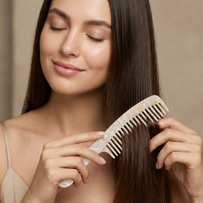 Peigne Dents Larges Onyx Clair Marbré Ivoire aux Volutes Minérales