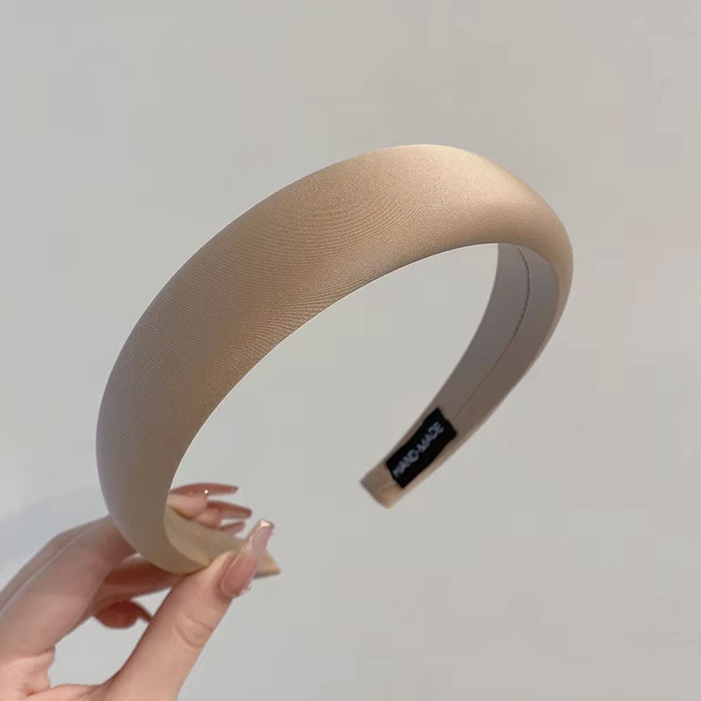 Serre-tête Large Laurel en Satin Coussiné Beige