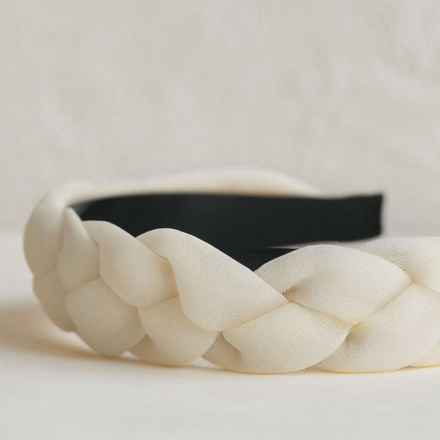 Serre-tête Tressé Harietta en Tissu Léger Blanc