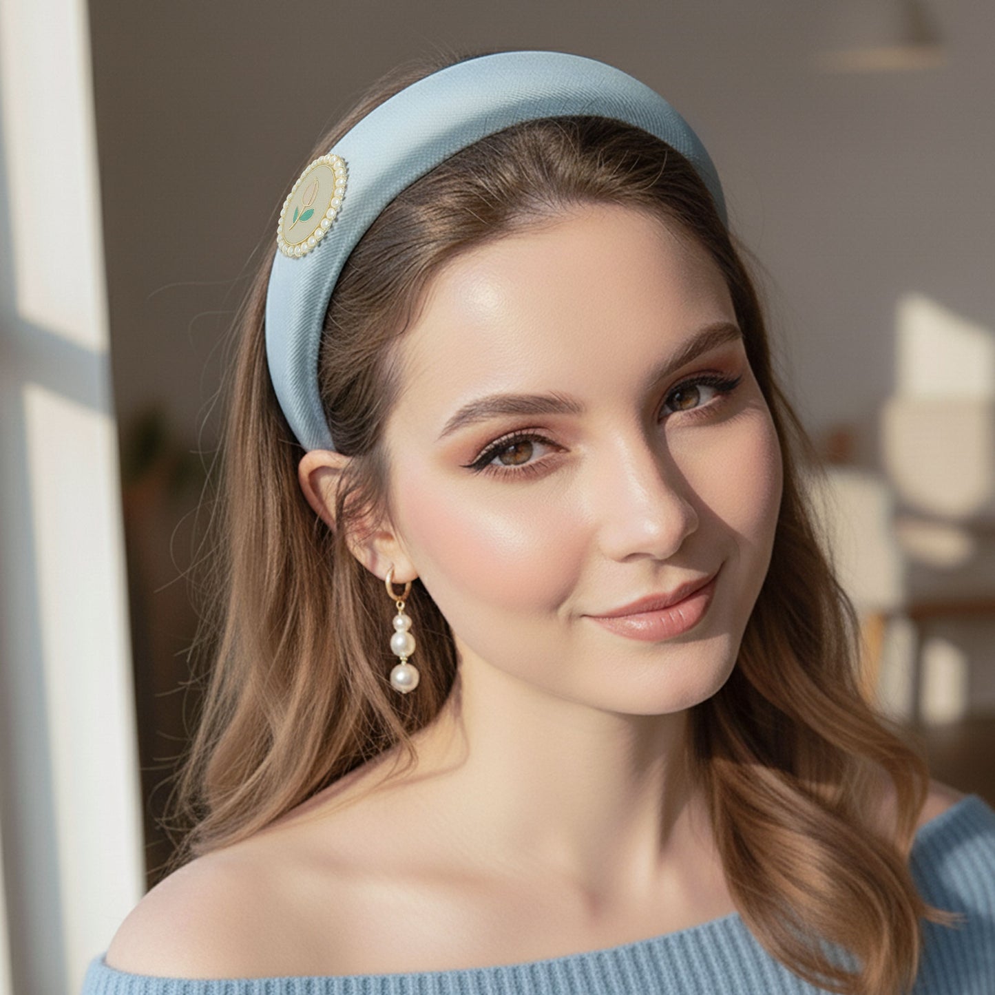 Serre tête satin bleu clair avec médaillon floral tulipe