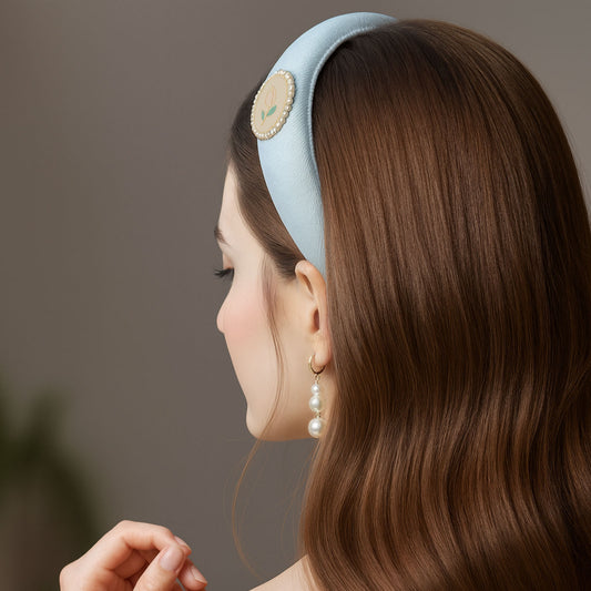 Serre tête satin bleu clair avec médaillon floral tulipe