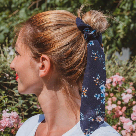 foulard bleu à fleurs
